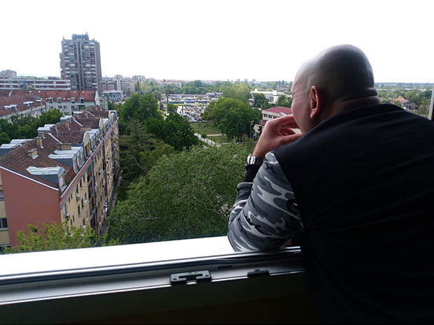 НА МЕТИ ПУЦАЧА ИЗ НОВОГ САДА: Погодио га метак док је стајао на прозору